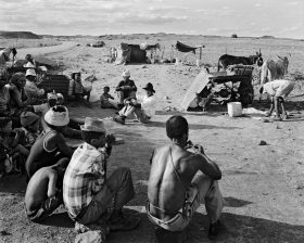 DG 1423 Goldblatt David Structures Camped In The Corridor Between The Road And The Farme Fence A Group Of Swerwers Between Colesberg And Philipstown 1986